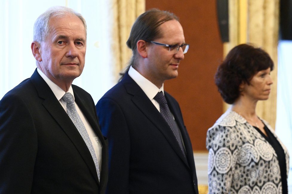 Prezident Petr Pavel (vpravo) jmenoval nové ústavní soudce Danielu Zemanovou, Jana Wintra a Josefa Baxu (vpravo) (5.6.2023)
