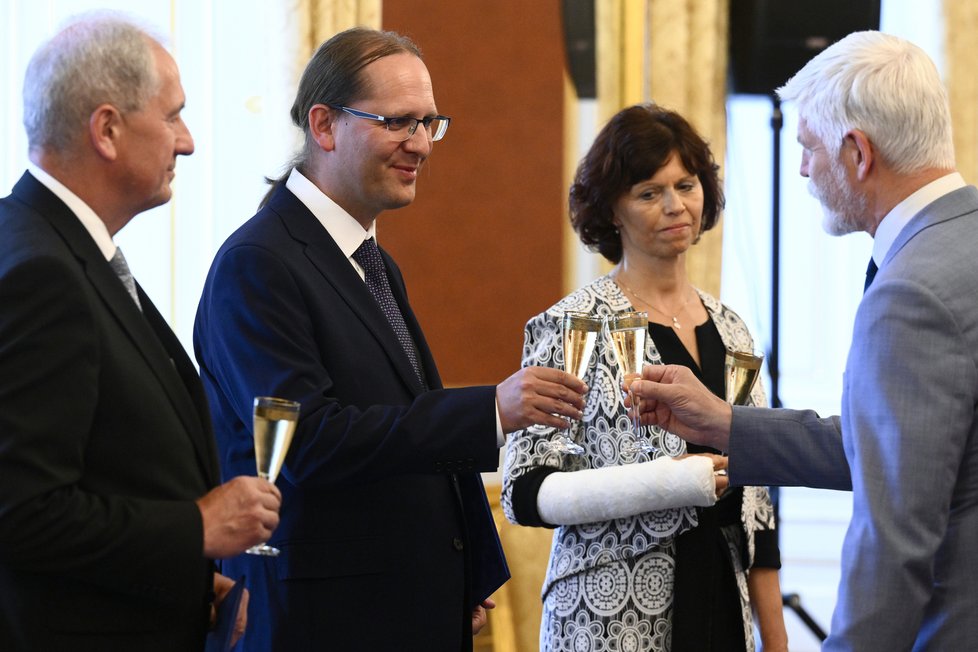Prezident Petr Pavel (vpravo) jmenoval nové ústavní soudce Danielu Zemanovou, Jana Wintra a Josefa Baxu (vlevo) (5.6.2023)