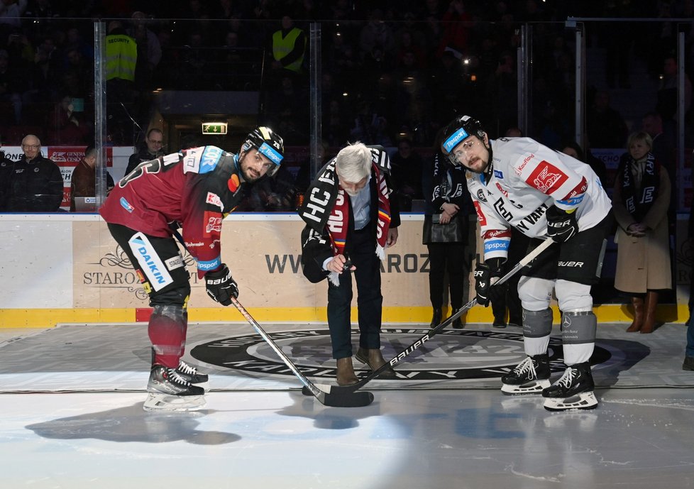 Prezident Petr Pavel v Karlovarském kraji na zápasu HC Energie Karlovy Vary - HC Sparta Praha (15. 2. 2023)