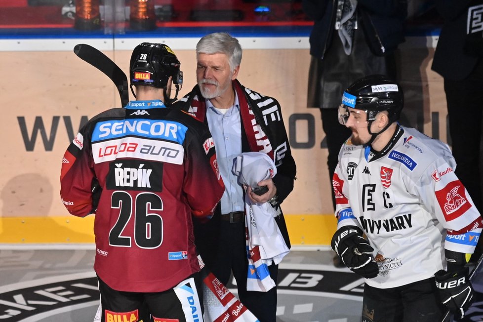 Prezident Petr Pavel v Karlovarském kraji na zápasu HC Energie Karlovy Vary - HC Sparta Praha, (15. 2. 2023)