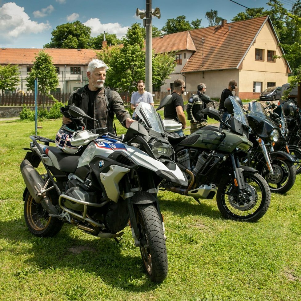Petr Pavel na svém motocyklu BMW