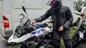 Prezident Petr Pavel usedl i přes nepříjemný déšť opět na motorku (5.8.2023)