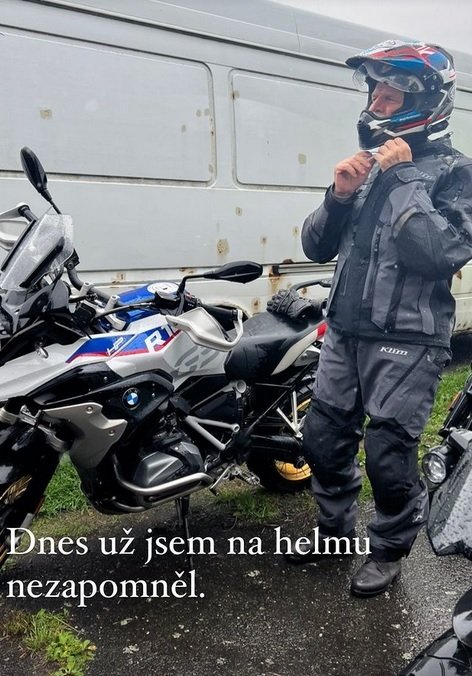 Prezident Petr Pavel usedl i přes nepříjemný déšť opět na motorku (5.8.2023).