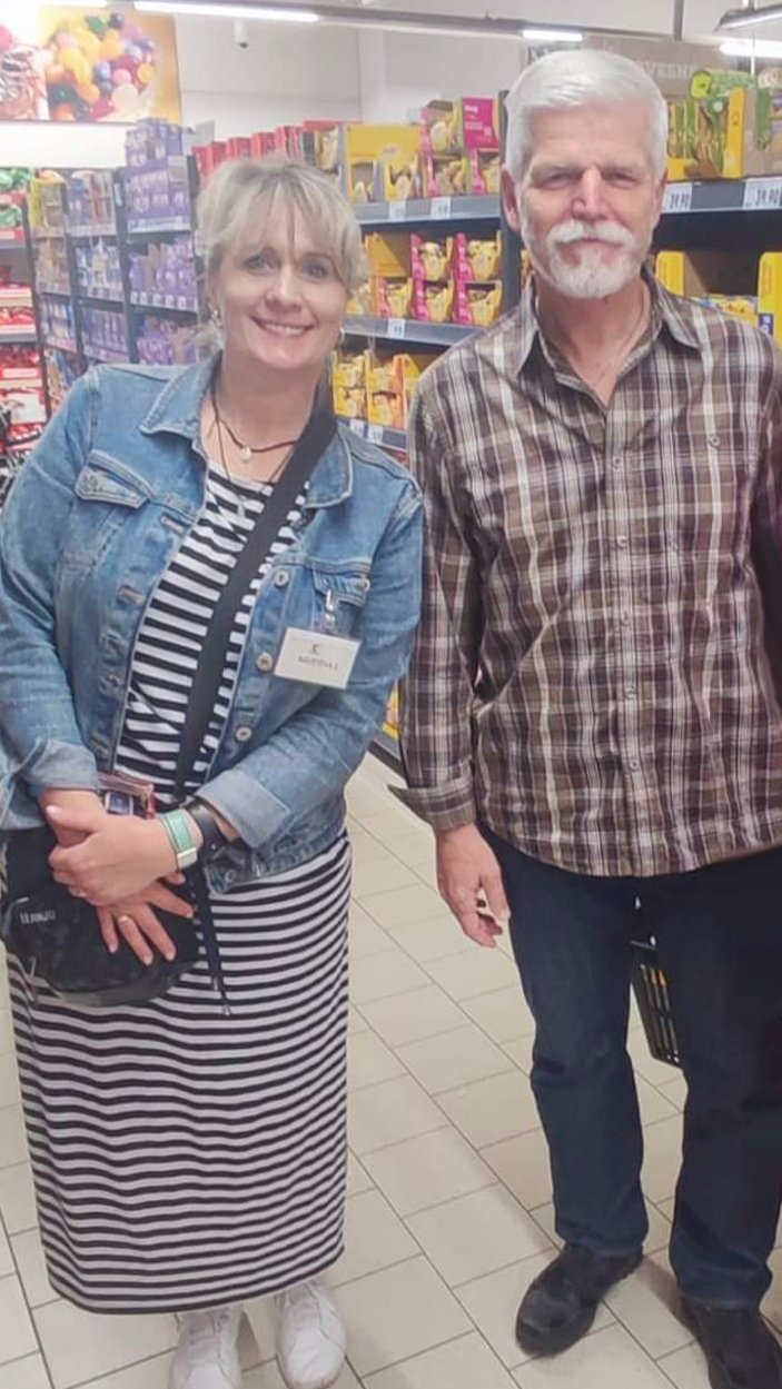 Petr Pavel si vyrazil na nákup do supermarketu, takto se vyfotil s čtenářkou Evou. 