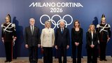 Petr Pavel s manželkou Evou na olympiádě v Miláně: S italským prezidentem Mattarellou, jeho dcerou Laurou a italskou premiérkou Giorgií Meloniovou (Profimedia.cz)