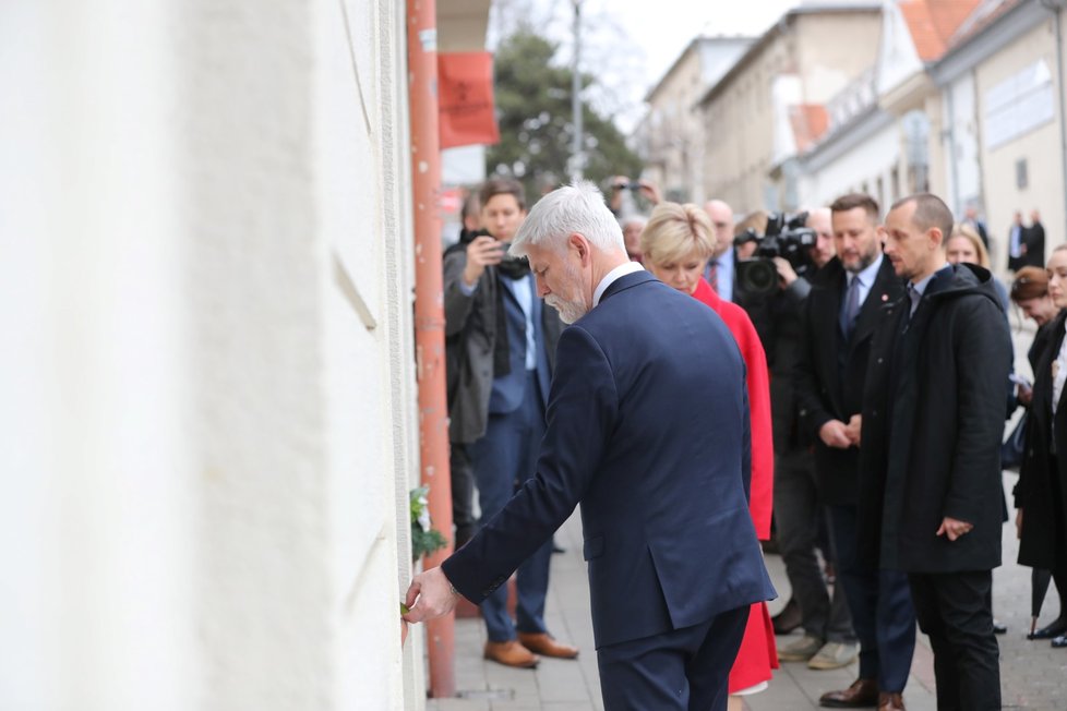 Prezident Pavel s manželkou Evou během návštěvy Slovenska. Na snímcích pár zachycen při uctění památky obětí střelby v baru Tepláreň