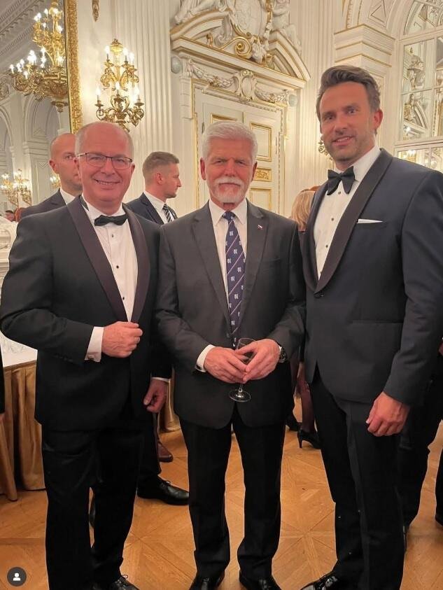 Poslanci KDU-ČSL Tom Philipp a Michael Kohajda ukořistili fotku s Petrem Pavlem (28.10.2025) Poslanci KDU-ČSL Tom Philipp a Michael Kohajda ukořistili fotku s Petrem Pavlem (28.10.2025)