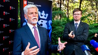 Pavel žvýkal s otevřenou pusou, měl ponožky v sandálech a vykládal sprosté vtipy, stěžuje si Babiš Pavel žvýkal s otevřenou pusou, měl ponožky v sandálech a vykládal sprosté vtipy, stěžuje si Babiš