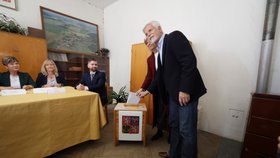 Sněmovní volby 2025: Pavlovi vyrazili volit v Černoučku (3.10.2025).