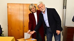 Volby ONLINE: Volební místnosti se opět otevřely. Znovu hrozí problémy s eDoklady