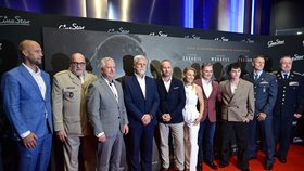 Prezident Pavel při návštěvě filmu Osamělý vlk ocenil československé letce (25. 8. 2026).