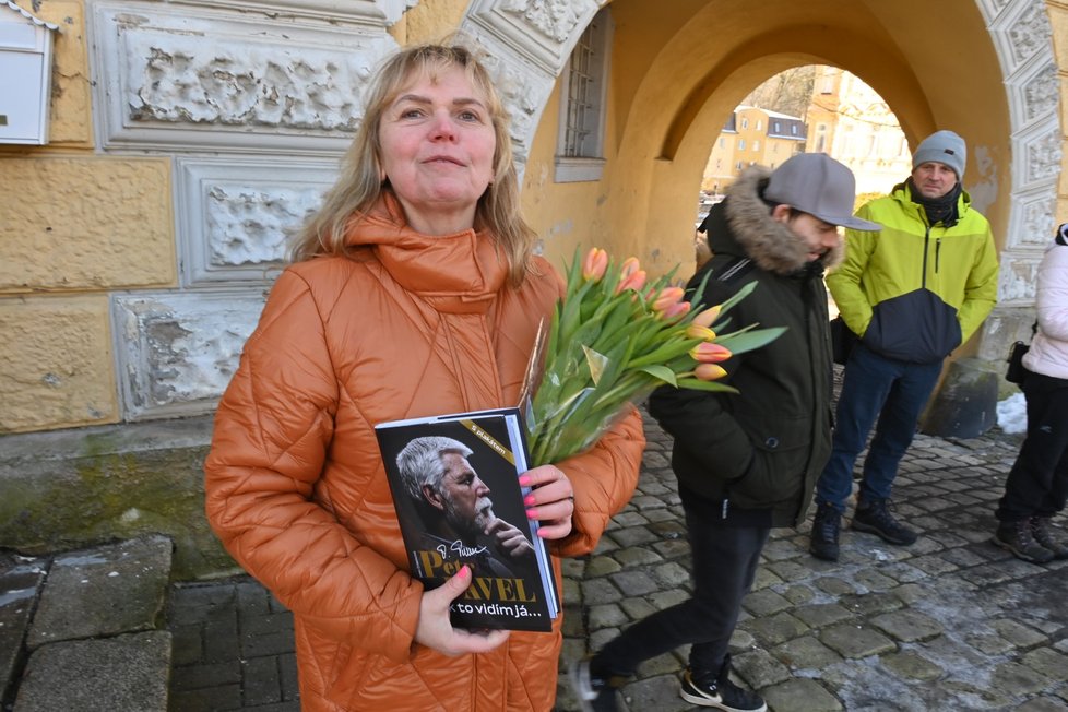 Petr Pavel v Karlovarském kraji: Příjezd zvoleného prezidenta Petra Pavla a jeho chotě Evy do Aše