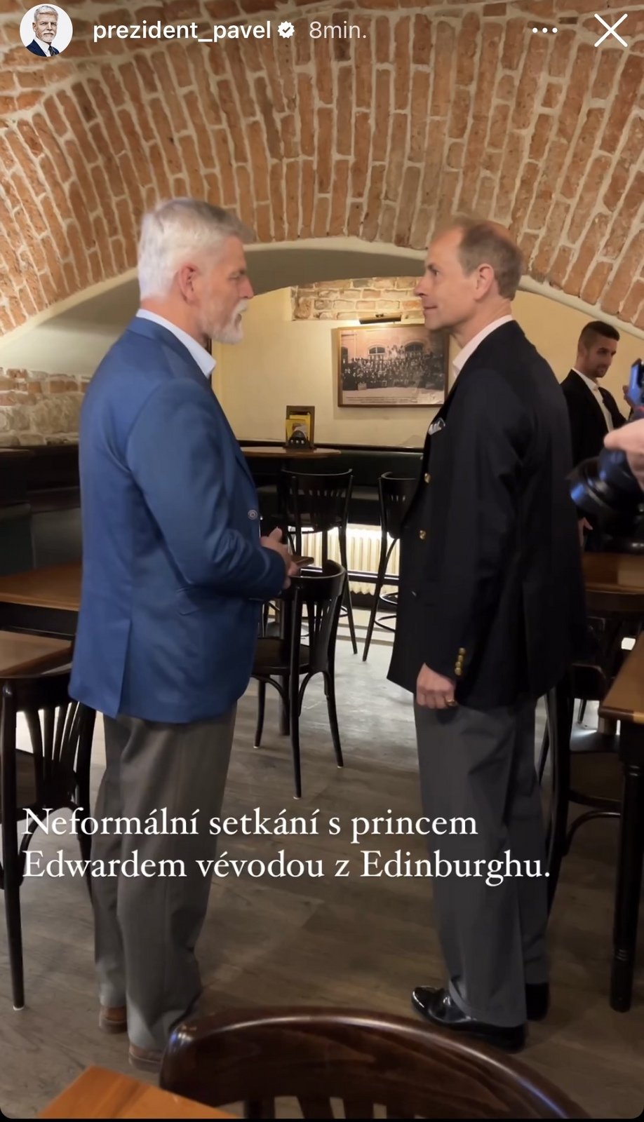 Prezident Petr Pavel vyrazil s princem Edwardem na pivo do Malostranské besedy.