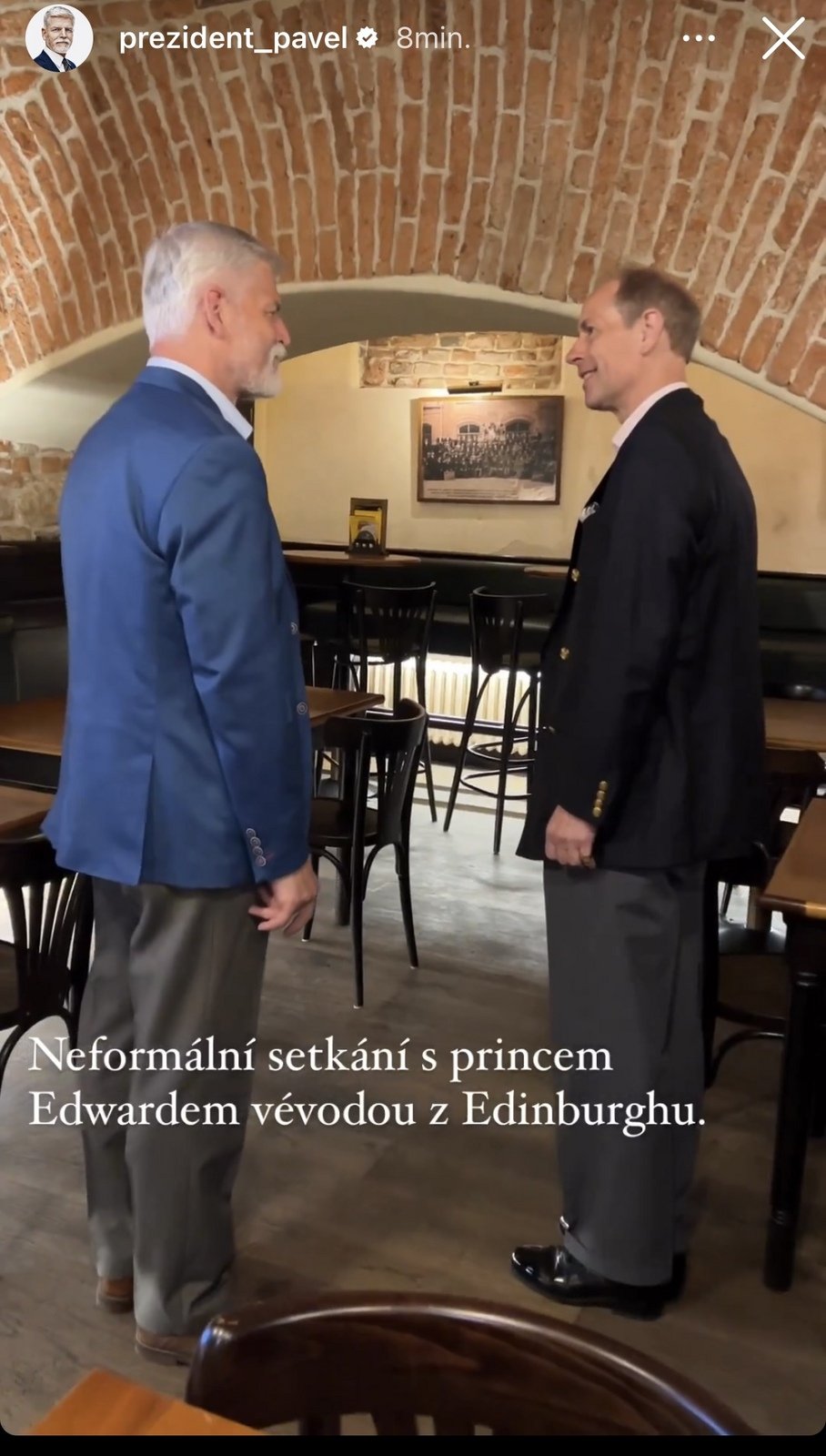 Prezident Petr Pavel vyrazil s princem Edwardem na pivo do Malostranské besedy.