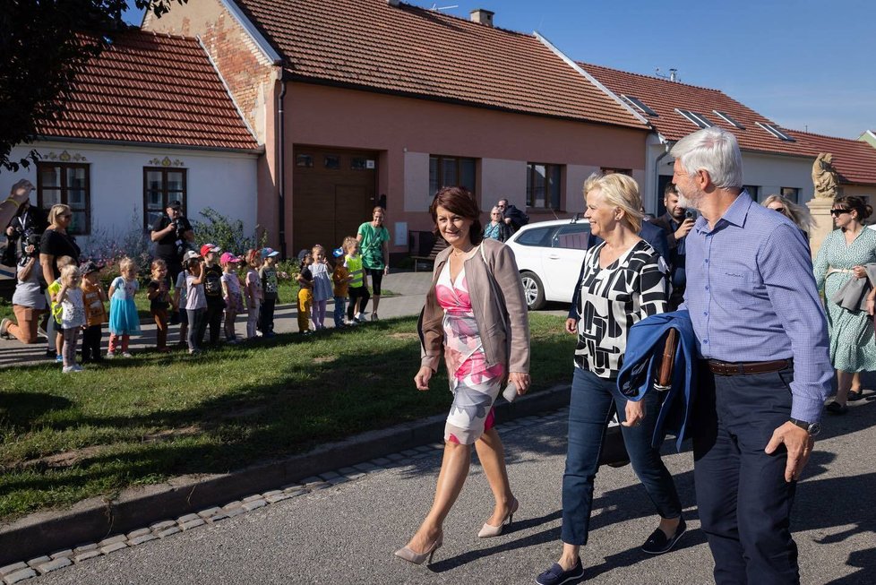 Prezident Petr Pavel s první dámou v obci Hrušky zasažené tornádem (27.9.2023)