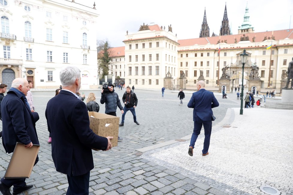 Prezident Petr Pavel si část vybavené stěhoval sám. (27.3.2023)