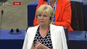 První dáma Eva Pavlová během projevu svého manžela v europarlamentu (4. 10. 2023)