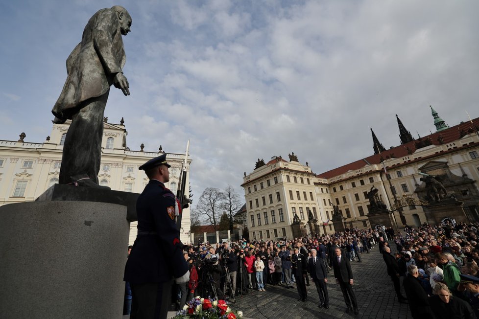 Petr Pavel vyrazil položit věnec k soše T. G. Masaryka na Hradčanském náměstí (28.10.2025) Petr Pavel vyrazil položit věnec k soše T. G. Masaryka na Hradčanském náměstí (28.10.2025)