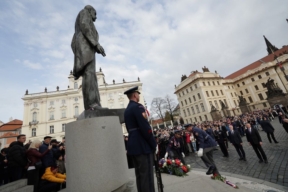 Petr Pavel vyrazil položit věnec k soše T. G. Masaryka na Hradčanském náměstí (28.10.2025) Petr Pavel vyrazil položit věnec k soše T. G. Masaryka na Hradčanském náměstí (28.10.2025)