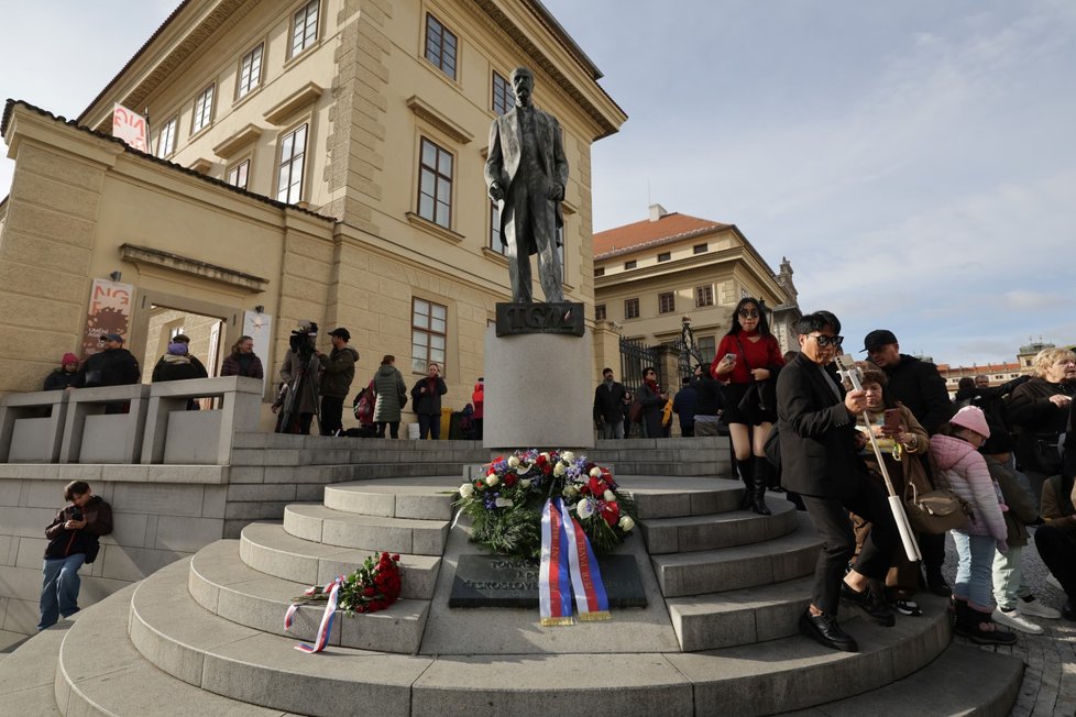 Petr Pavel vyrazil položit věnec k soše T. G. Masaryka na Hradčanském náměstí (28.10.2025) Petr Pavel vyrazil položit věnec k soše T. G. Masaryka na Hradčanském náměstí (28.10.2025)