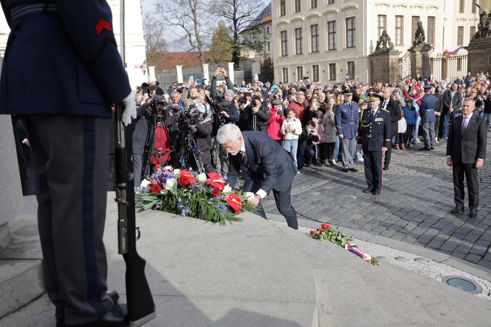 Petr Pavel vyrazil položit věnec k soše T. G. Masaryka na Hradčanském náměstí (28.10.2025) Petr Pavel vyrazil položit věnec k soše T. G. Masaryka na Hradčanském náměstí (28.10.2025)