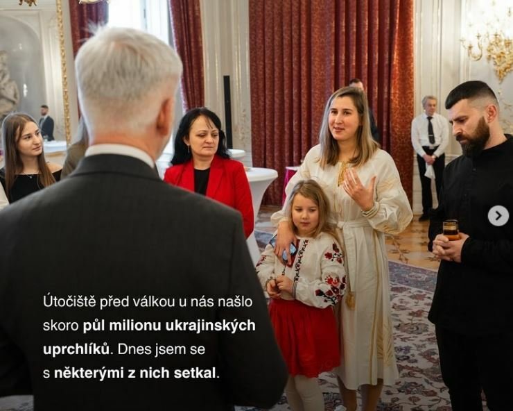 Prezident Petr Pavel se setkal s 15 ukrajinskými válečnými uprchlíky (Natalia Aharková na snímku v červeném kostýmku), 23. února 2024, Praha.