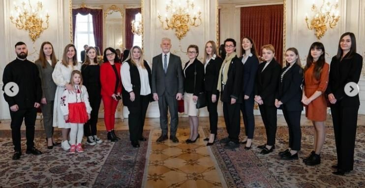 Prezident Petr Pavel se setkal s 15 ukrajinskými válečnými uprchlíky (Natalia Aharková na snímku v červeném kostýmku), 23. února 2024, Praha.