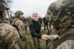 Prezident Petr Pavel na Ukrajině s ukrajinskými vojáky