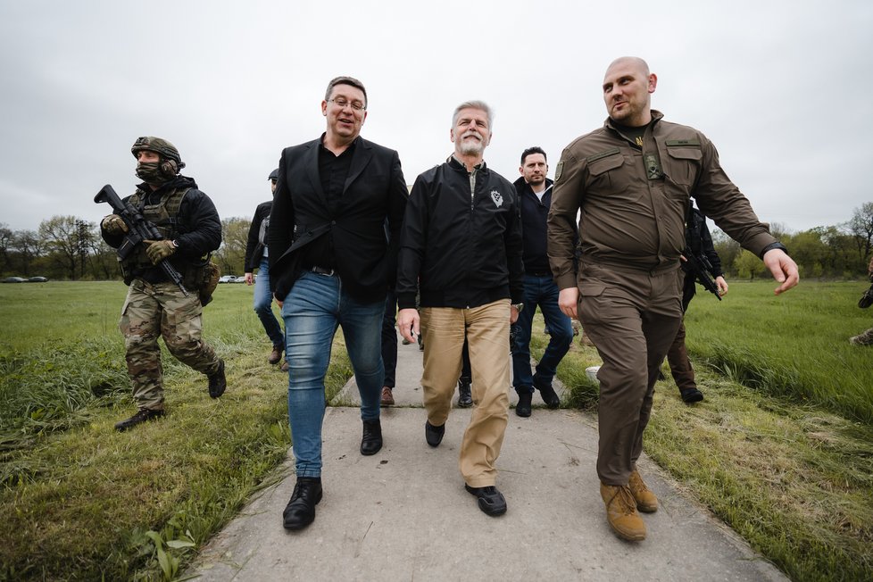 Prezident Petr Pavel na Ukrajině s ukrajinskými vojáky