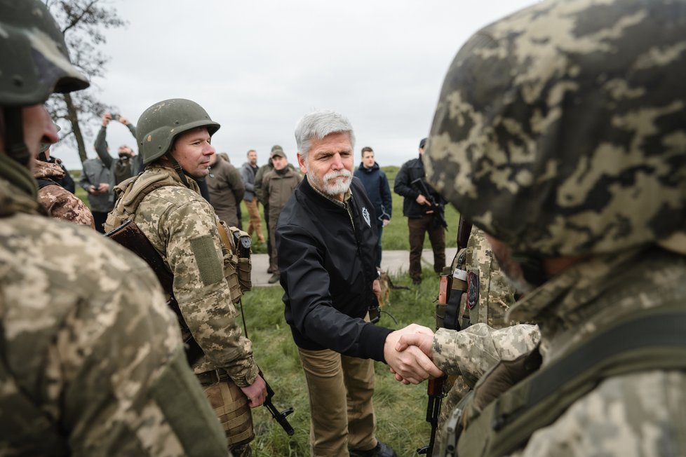 Prezident Petr Pavel na Ukrajině s ukrajinskými vojáky (29.4.2023)