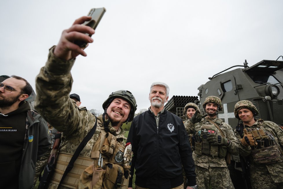 Prezident Petr Pavel na Ukrajině s ukrajinskými vojáky (29.4.2023)