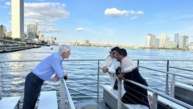 Prezident Petr Pavel s turisty na lodi v New Yorku.