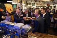 Pavel v New Yorku: Pivo bez Macinky. A potlesk pro prezidenty na koncertě