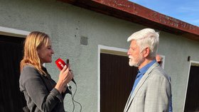Petr Pavel při rozhovoru s reportérkou Blesku