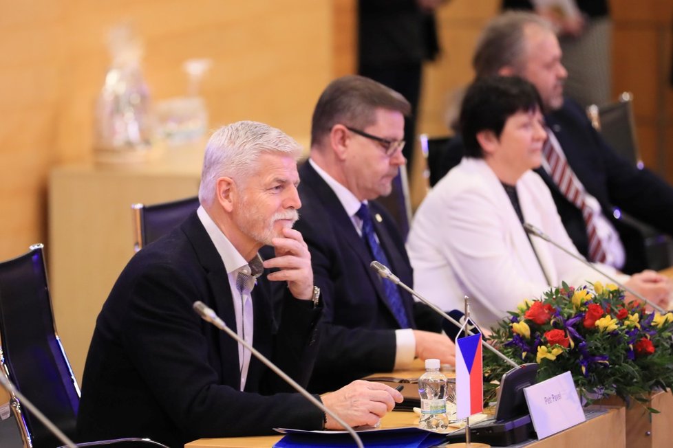 Zvolený prezident Petr Pavel s hejtmanem Ústeckého kraje Janem Schillerem (ANO; 23. 2. 2023)