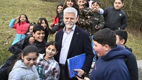 Pavel na Ústecku: Od školáků dostal prezidentský portrét. S ministry chce řešit vyloučené lokality