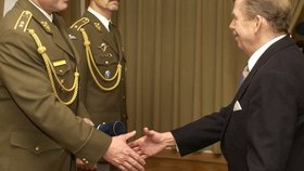 Petr Pavel a tehdejší náčelník generálního štábu Pavel Štefka s prezidentem Václavem Havlem (rok 2002).