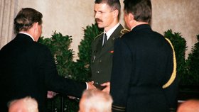 Petr Pavel dostal od Václava Havla medaili Za hrdinství za záchranu francouzských vojáků v Jugoslávii.