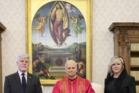 Eva Pavlová pro Blesk: Tajemství přísného outfitu u papeže! Černý i lak na nehty?