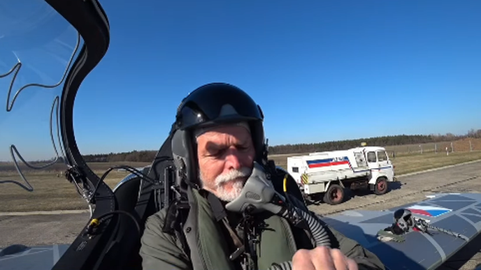 Prezident Petr Pavel ukázal další záběry ze zkoušky nejnovějšího letounu L-39 Skyfox. Prezident Petr Pavel ukázal další záběry ze zkoušky nejnovějšího letounu L-39 Skyfox.