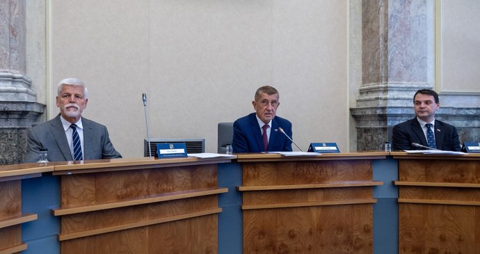 Prezident Petr Pavel na jednání vlády: Po levé ruce má premiéra Andreje Babiše a ministra zahraničí Petra Macinku. (8.6.2026)