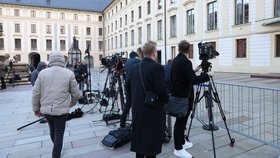 Volby ONLINE: Manévry na Hradě před příjezdem Babiše a Fialy. Lídři na kolečku u Pavla