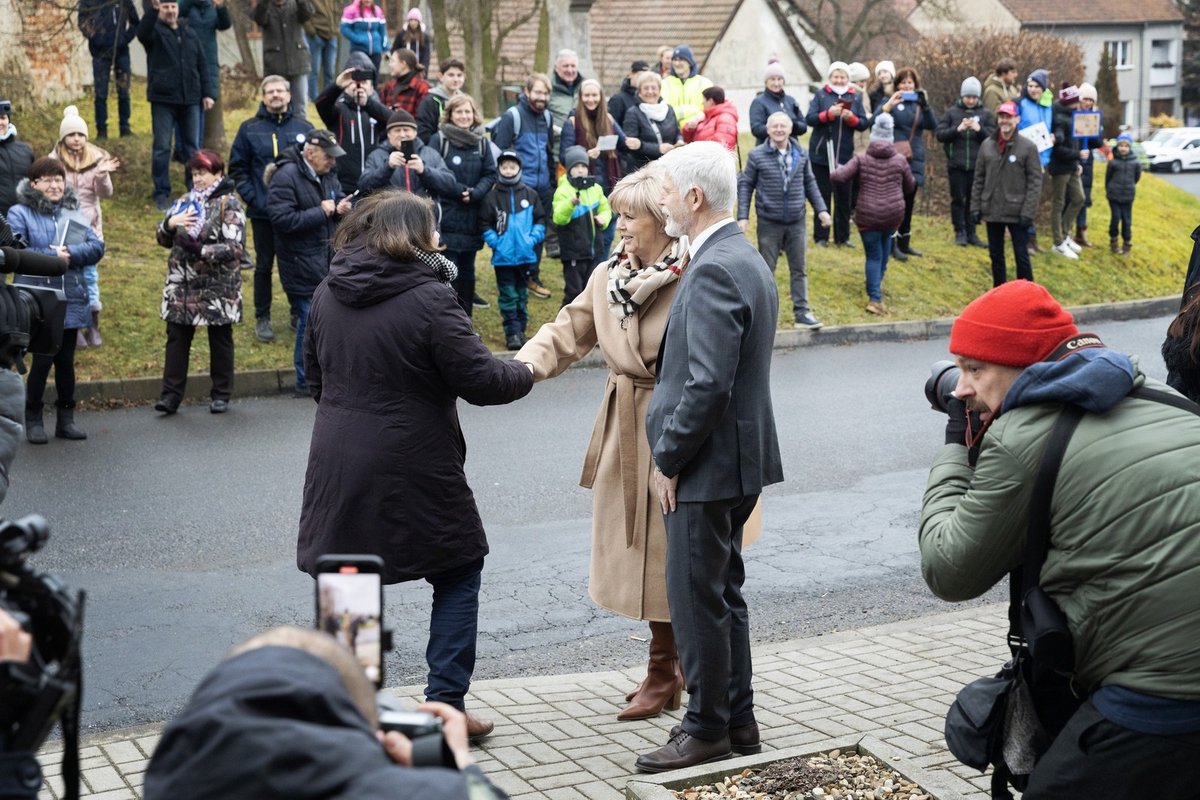 Generál Petr Pavel s manželkou Evou Pavlovou přišli volit (27. 1. 2023)