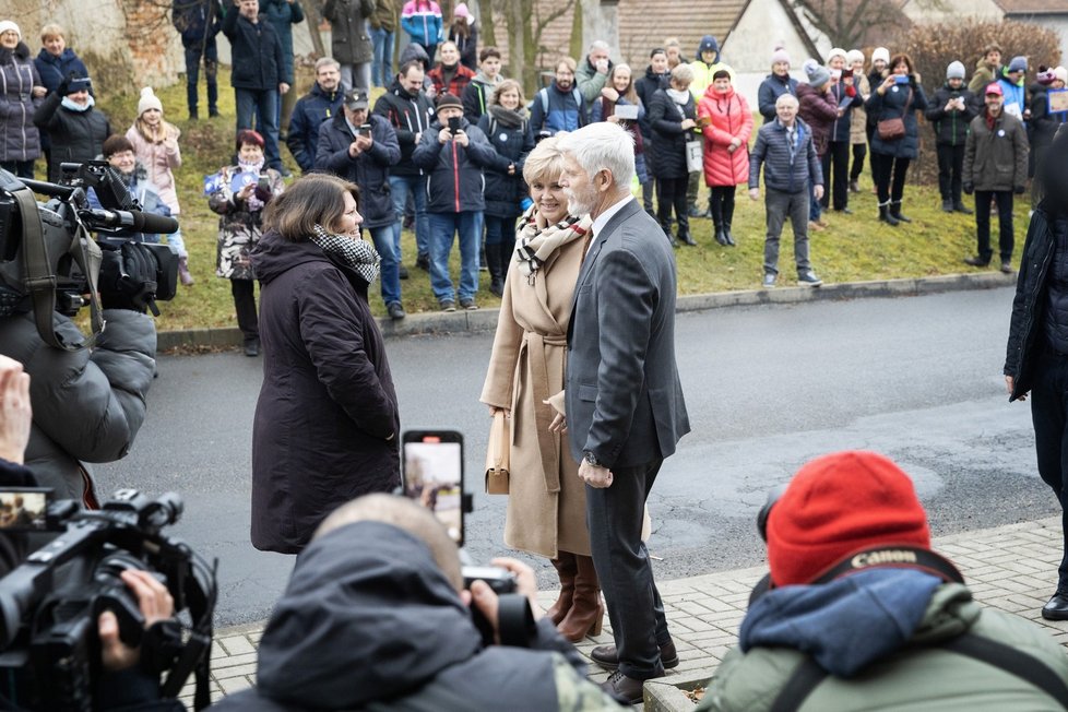 Generál Petr Pavel s manželkou Evou Pavlovou přišli volit (27. 1. 2023).