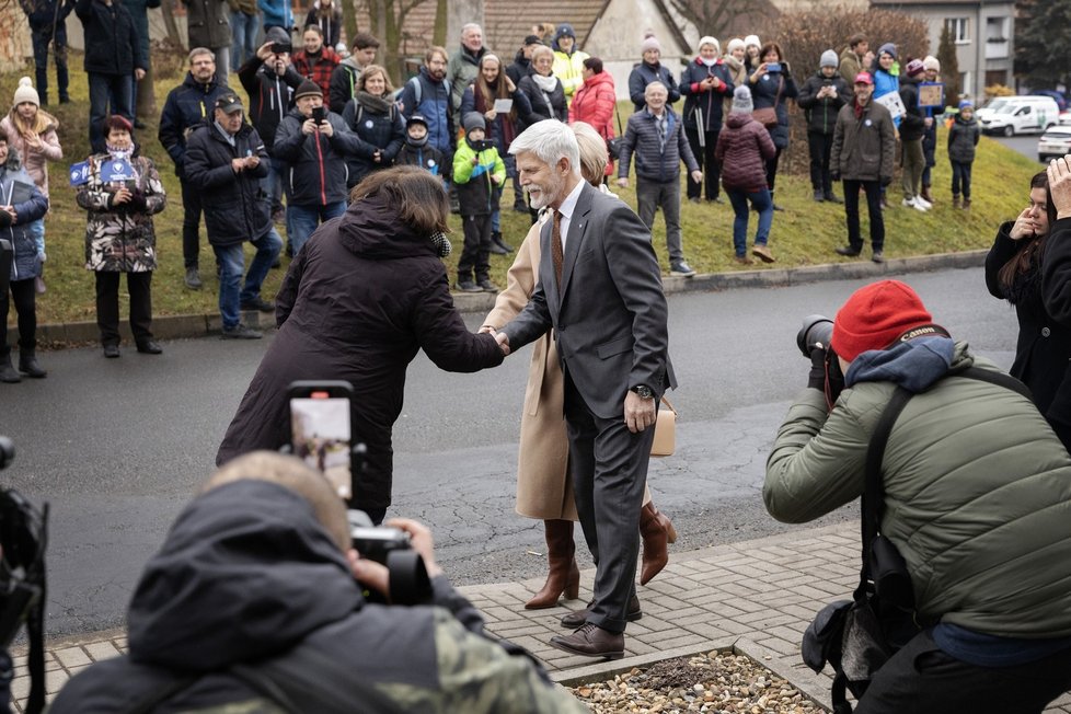 Generál Petr Pavel s manželkou Evou Pavlovou přišli volit (27. 1. 2023).