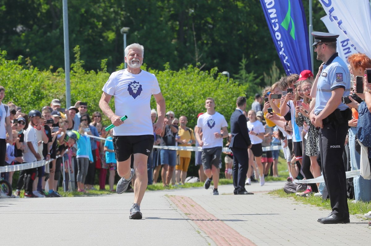 Prezident Petr Pavel ve finiši biatlonové štafety v Jihlavě. (25.5.2023)