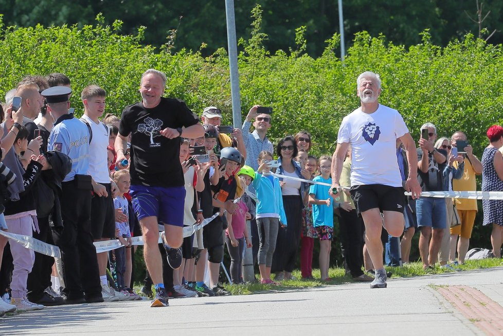 Prezident Petr Pavel ve finiši biatlonové štafety v Jihlavě. (25.5.2023)