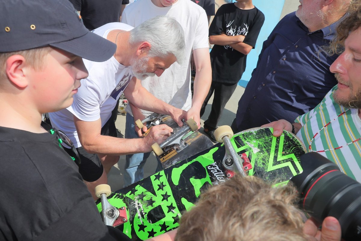 Prezident Petr Pavel si v Jihlavě vyzkoušel i skateboard. (25.5.2023)