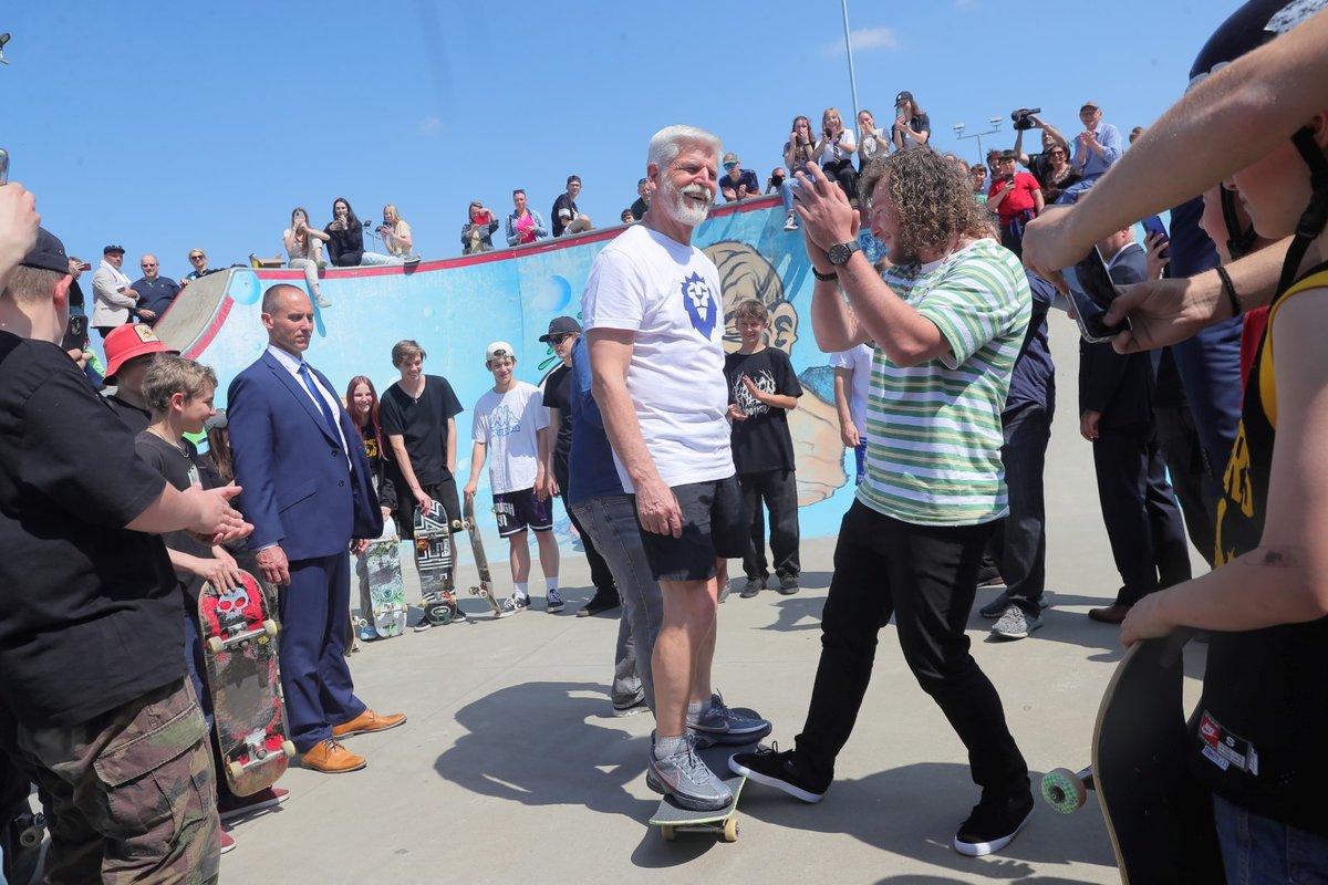 Prezident Petr Pavel si v Jihlavě vyzkoušel i skateboard. (25.5.2023)