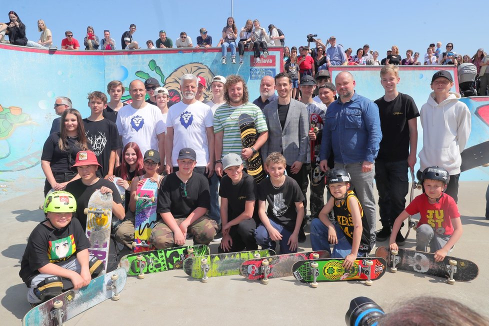 Prezident Petr Pavel si v Jihlavě vyzkoušel i skateboard. (25.5.2023)